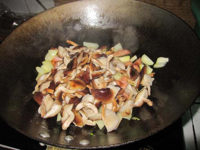 肉肠香菇炒菠菜步骤8