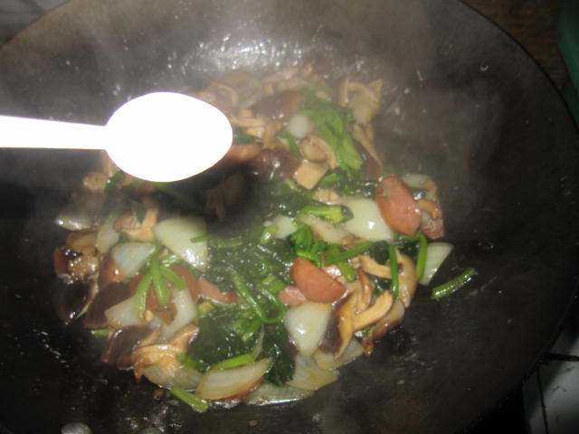 肉肠香菇炒菠菜步骤14