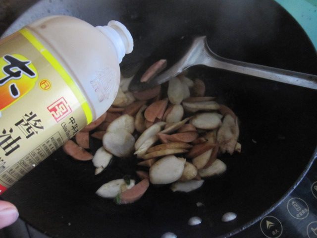 杏鲍菇角瓜炒香肠步骤8