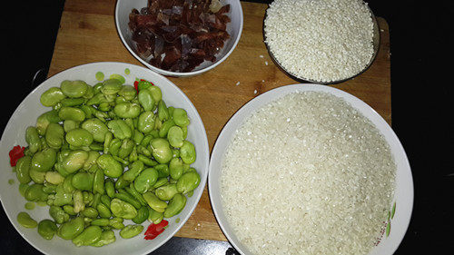 豆瓣香肠饭步骤1