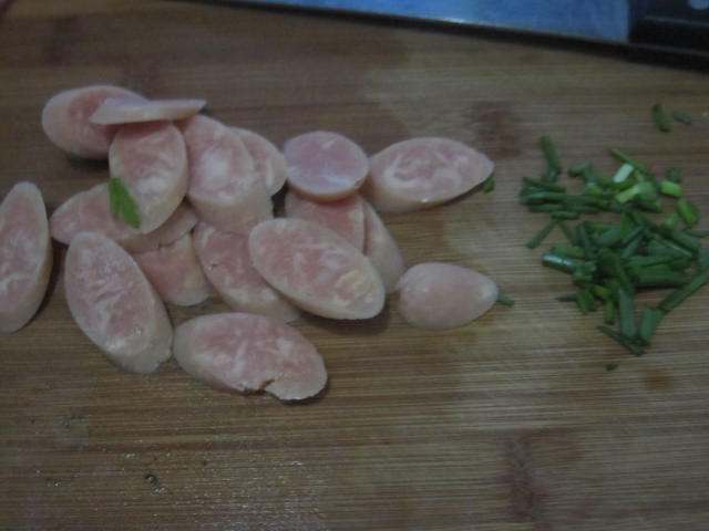 茼蒿炒香肠步骤2