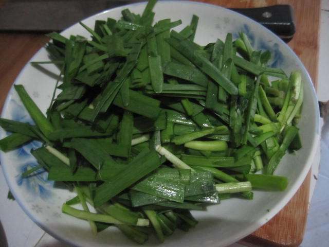 韭菜豆芽炒香肠步骤2
