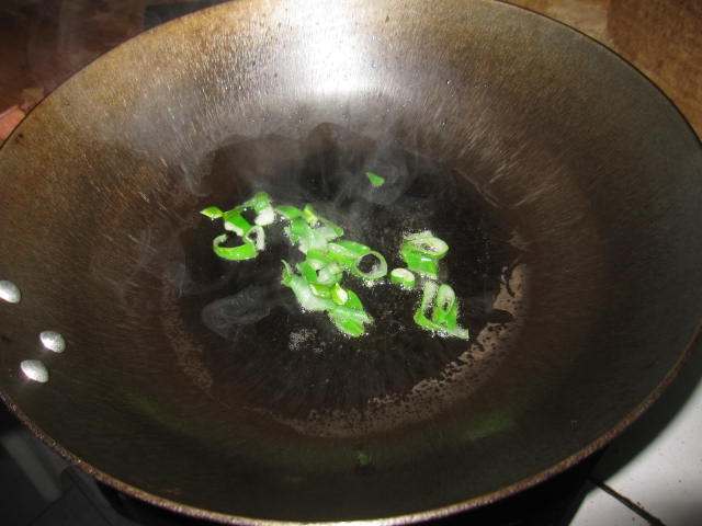 韭菜豆芽炒香肠步骤4