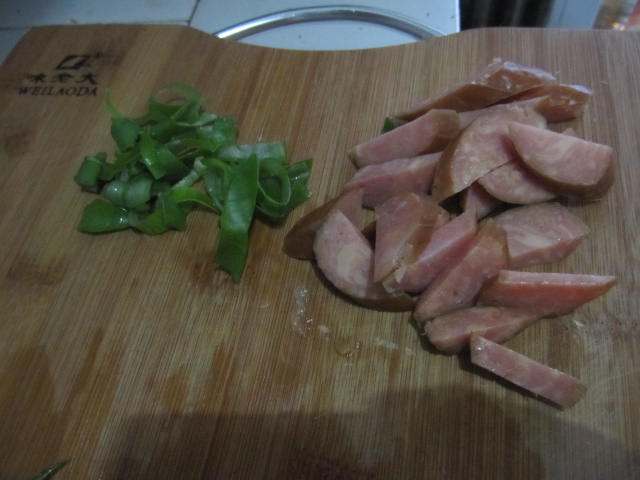 韭菜豆芽炒香肠步骤3