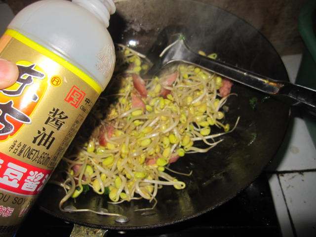 韭菜豆芽炒香肠步骤8