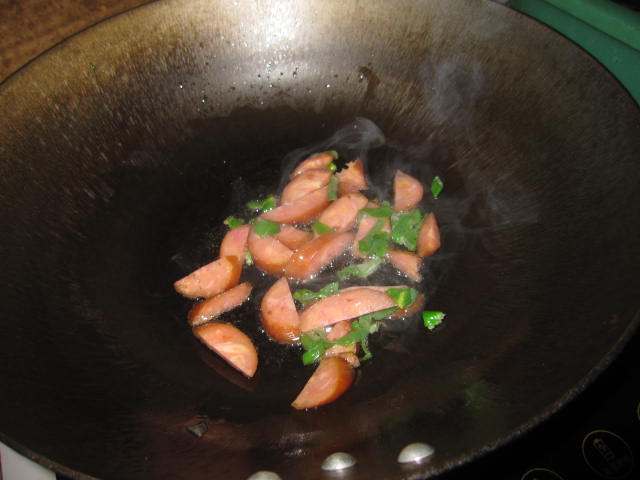 韭菜豆芽炒香肠步骤5