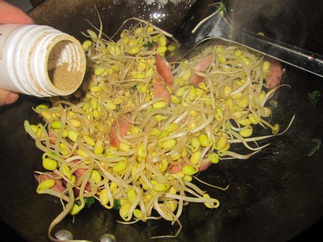 韭菜豆芽炒香肠步骤7