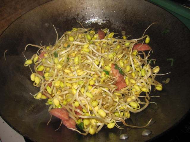 韭菜豆芽炒香肠步骤6