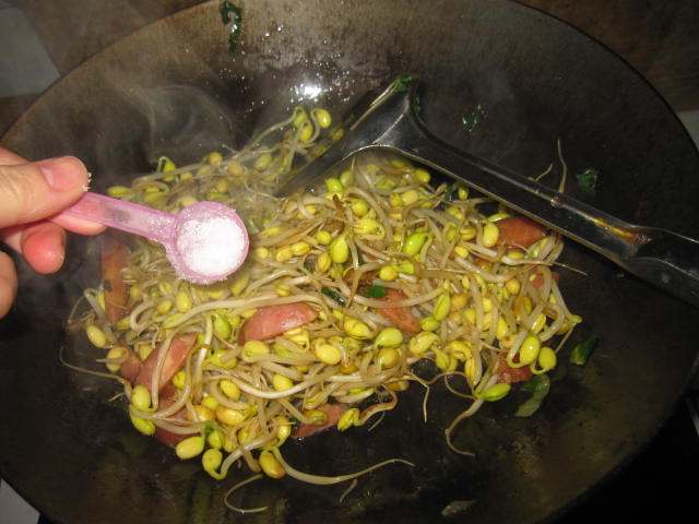 韭菜豆芽炒香肠步骤9