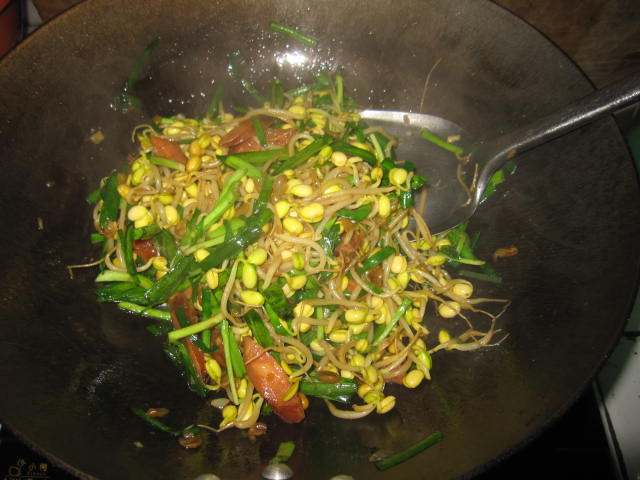 韭菜豆芽炒香肠步骤13