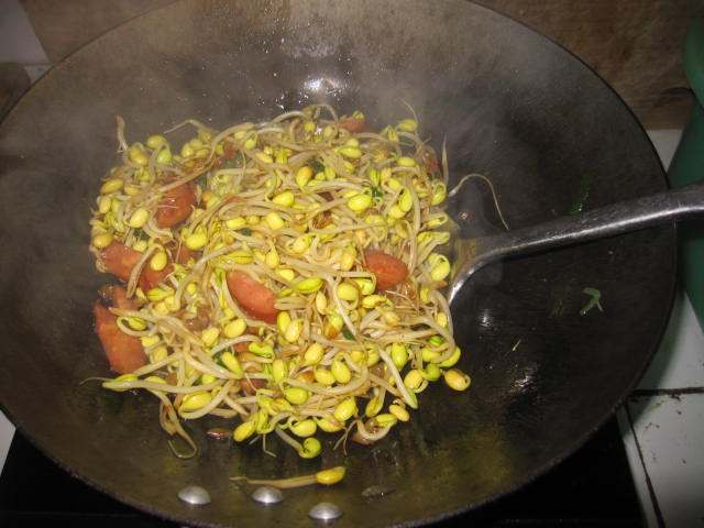 韭菜豆芽炒香肠步骤11