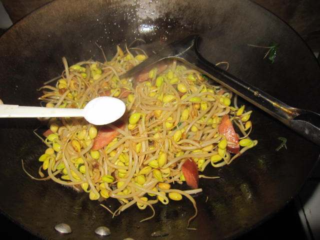 韭菜豆芽炒香肠步骤10