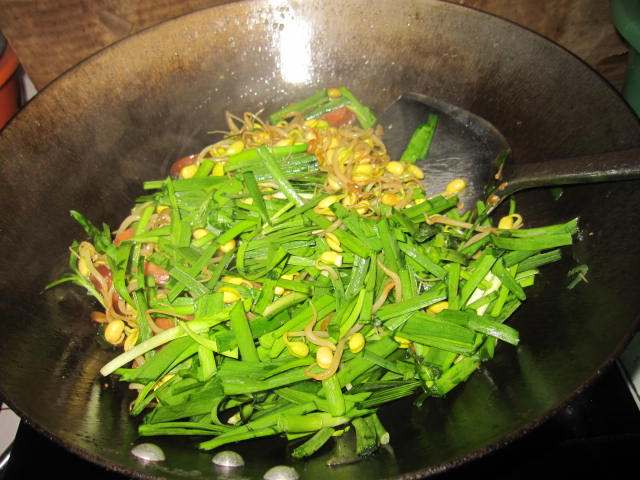 韭菜豆芽炒香肠步骤12