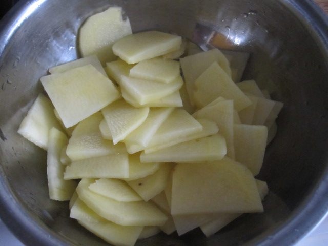 土豆杏鲍菇炒香肠步骤1