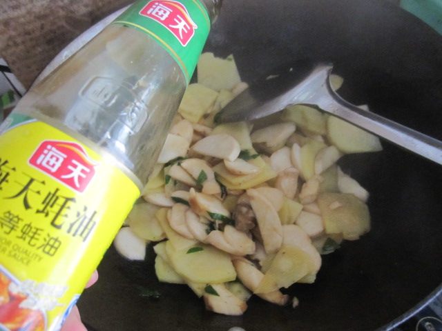 土豆杏鲍菇炒香肠步骤9