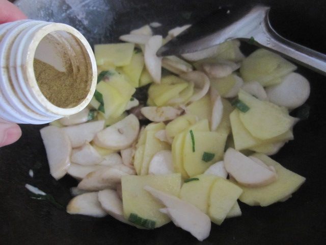 土豆杏鲍菇炒香肠步骤7