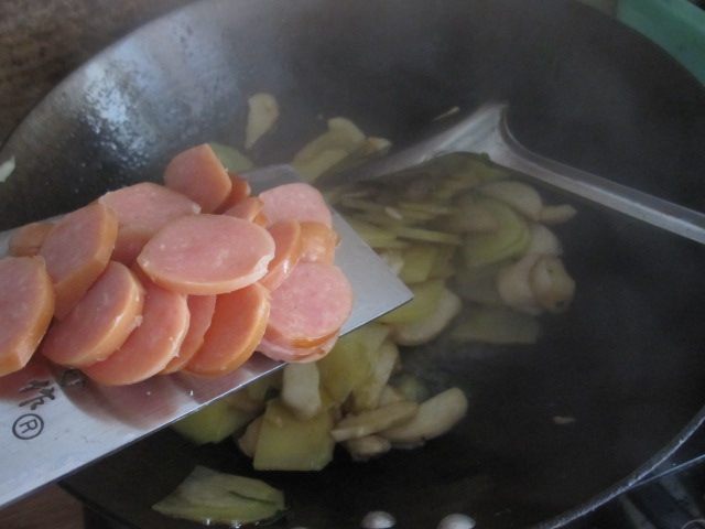 土豆杏鲍菇炒香肠步骤10