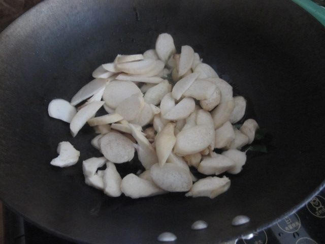 土豆杏鲍菇炒香肠步骤5