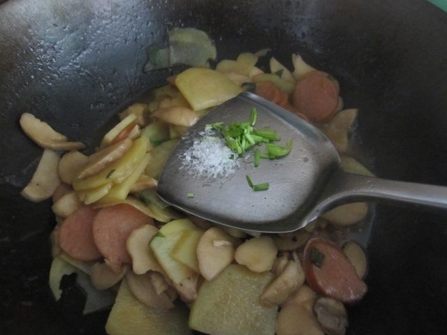 土豆杏鲍菇炒香肠步骤13