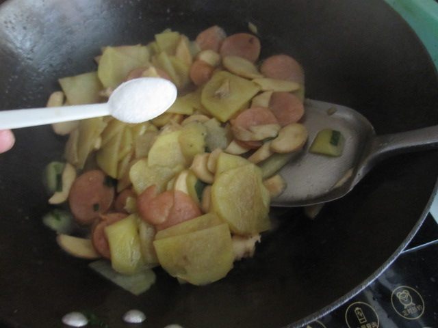 土豆杏鲍菇炒香肠步骤12