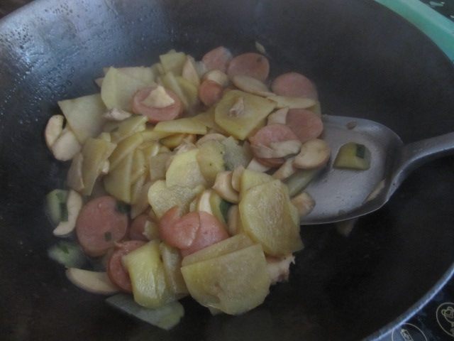 土豆杏鲍菇炒香肠步骤11