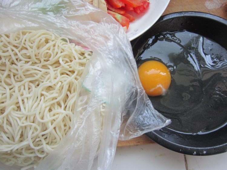 鸡蛋炒卤面步骤3