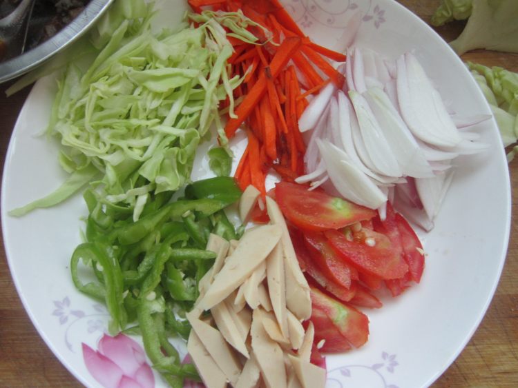 鸡蛋炒卤面步骤2