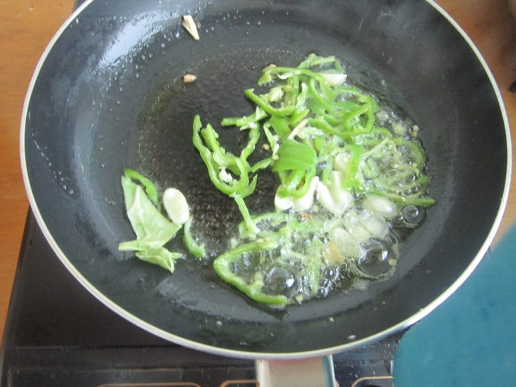 鸡蛋炒卤面步骤7