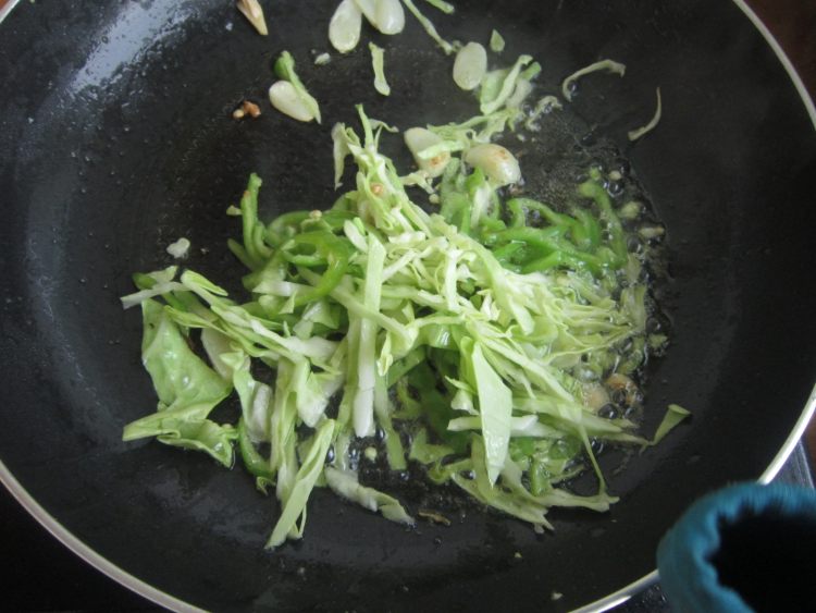鸡蛋炒卤面步骤8