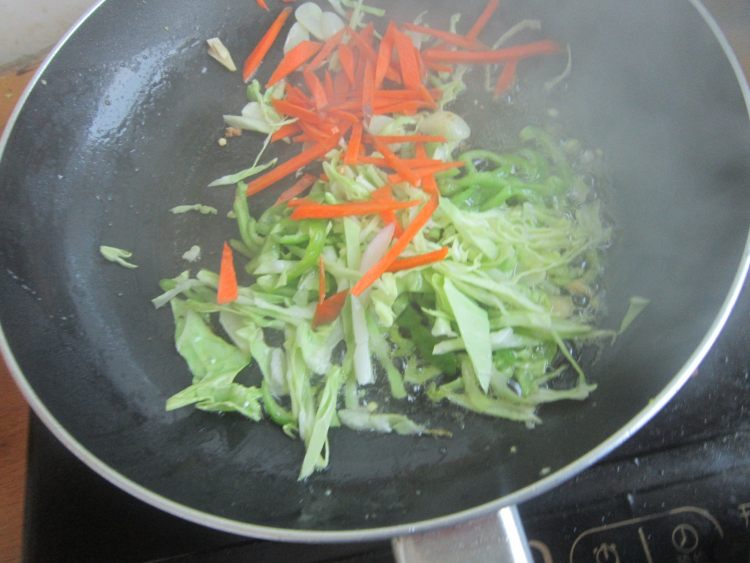 鸡蛋炒卤面步骤9