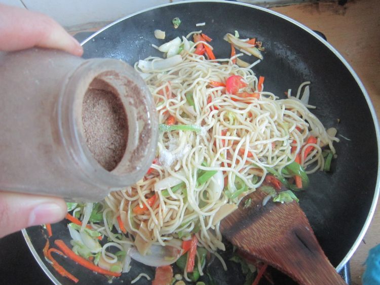 鸡蛋炒卤面步骤15
