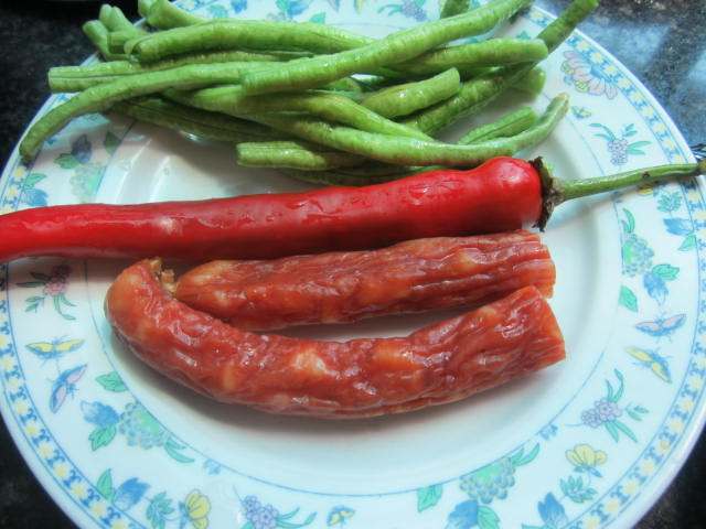 豆角香肠丁步骤1