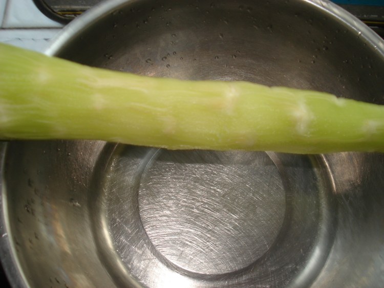 自制香肠香菇烧青笋步骤1