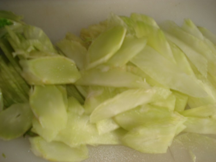 自制香肠香菇烧青笋步骤2
