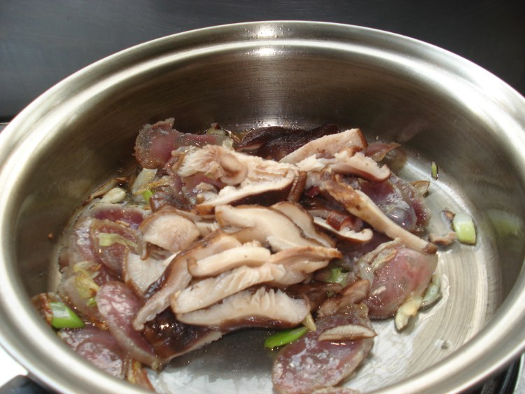 自制香肠香菇烧青笋步骤12