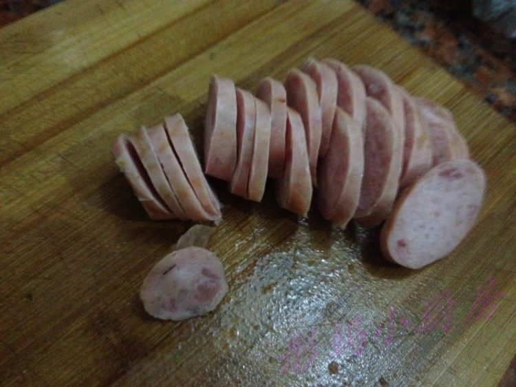 彩椒黄瓜炒香肠步骤1