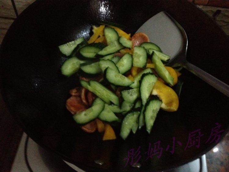 彩椒黄瓜炒香肠步骤5