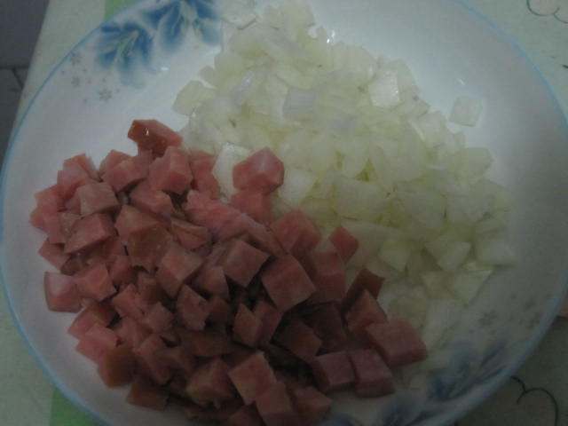 香菇肉肠鸡蛋炒饭步骤3