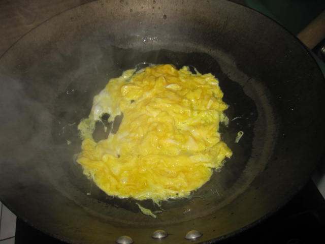 香菇肉肠鸡蛋炒饭步骤5