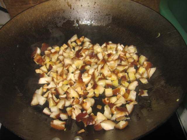 香菇肉肠鸡蛋炒饭步骤7