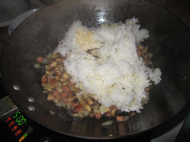 香菇肉肠鸡蛋炒饭步骤13