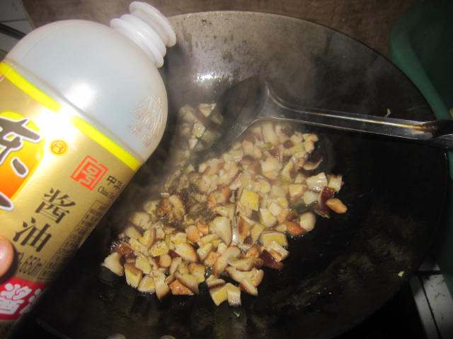 香菇肉肠鸡蛋炒饭步骤9