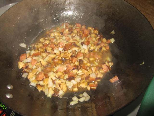香菇肉肠鸡蛋炒饭步骤12