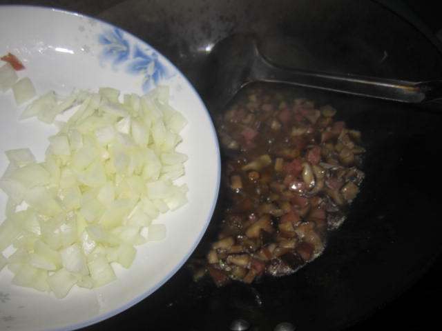 香菇肉肠鸡蛋炒饭步骤11