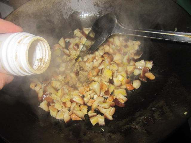 香菇肉肠鸡蛋炒饭步骤8