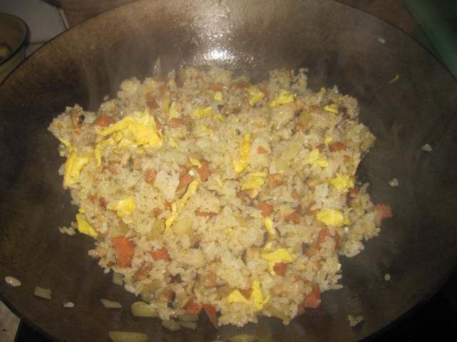 香菇肉肠鸡蛋炒饭步骤16