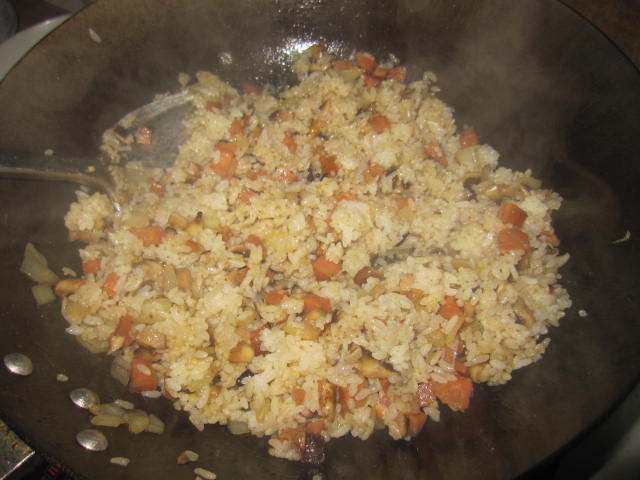 香菇肉肠鸡蛋炒饭步骤14