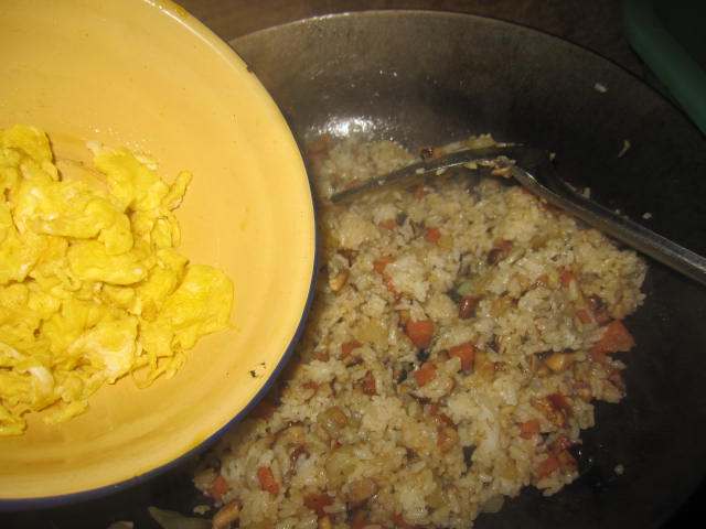 香菇肉肠鸡蛋炒饭步骤15