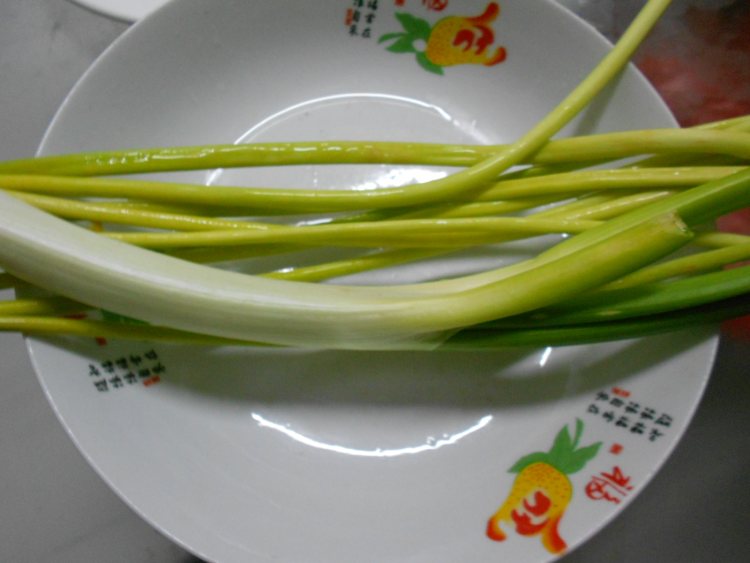 蒜苔香肠炝锅面步骤1
