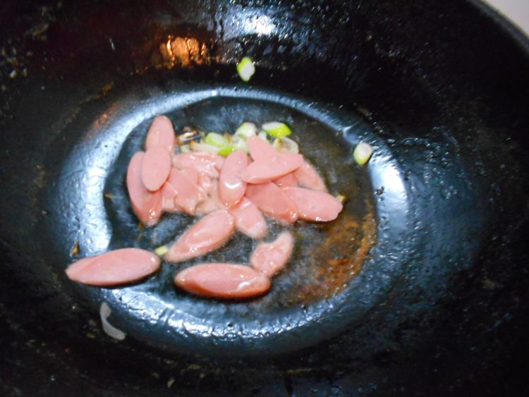 蒜苔香肠炝锅面步骤7